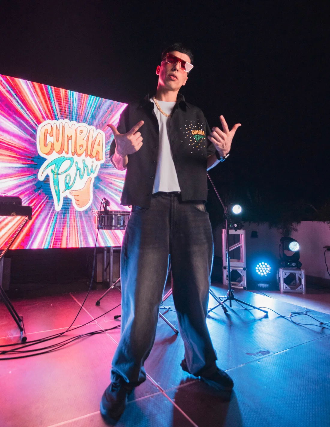 Cumbia Perri con banda completa en escenario