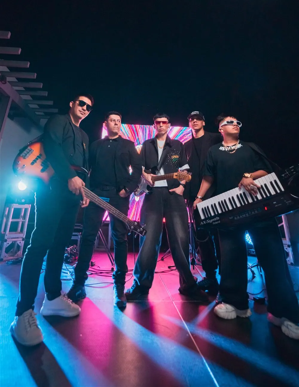 Cumbia Perri con banda completa en escenario